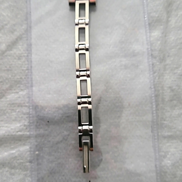 Silver Gucci Watch Pink Face NWOT needs Battery - Picture 5 of 7